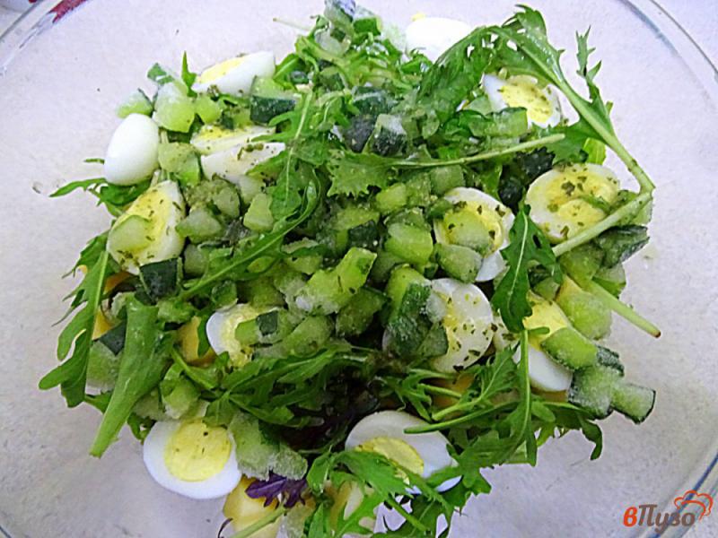 Фото приготовление рецепта: Салат с куриной грудкой и чесночным соусом шаг №8