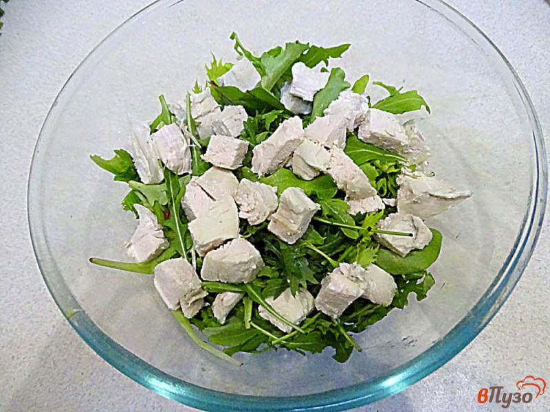 Фото приготовление рецепта: Салат с куриной грудкой и чесночным соусом шаг №4