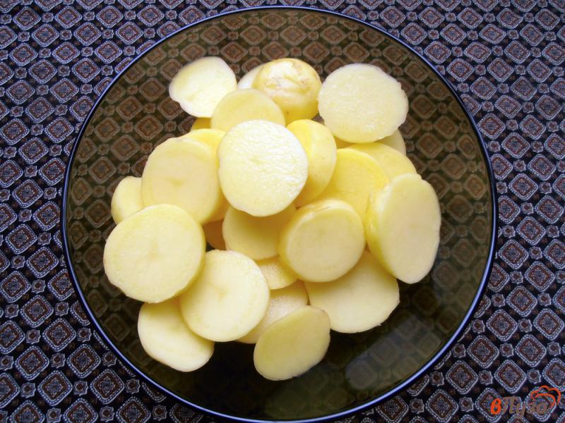 Фото приготовление рецепта: Сельдь запеченная с картофелем и луком шаг №4