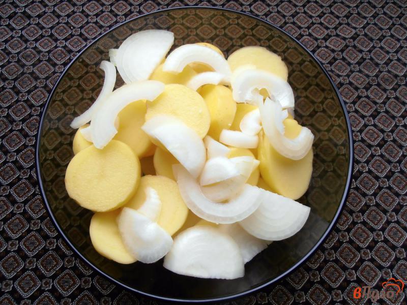 Фото приготовление рецепта: Сельдь запеченная с картофелем и луком шаг №5