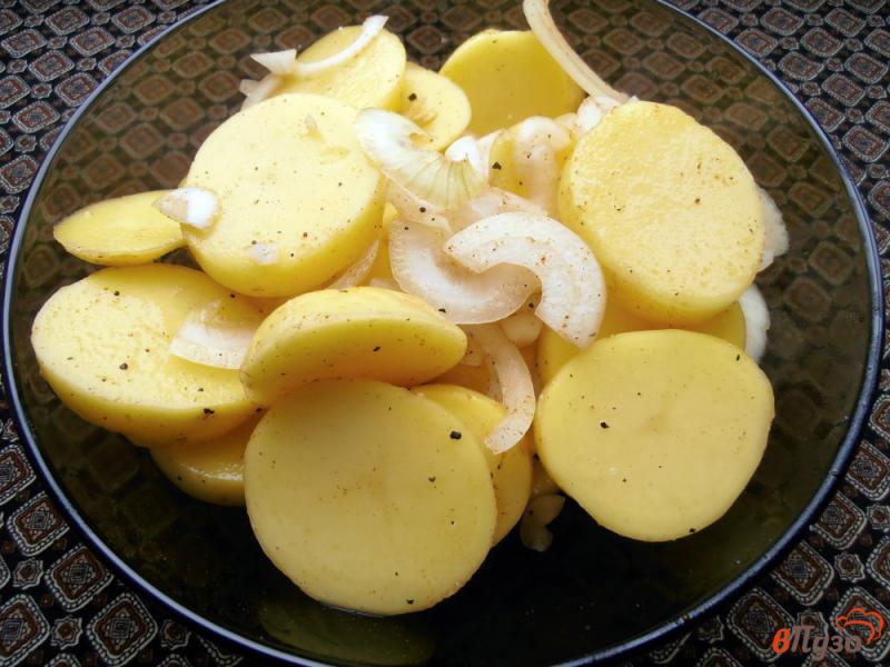 Фото приготовление рецепта: Сельдь запеченная с картофелем и луком шаг №7
