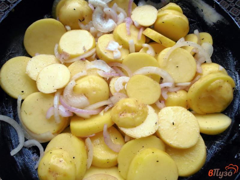 Фото приготовление рецепта: Сельдь запеченная с картофелем и луком шаг №8