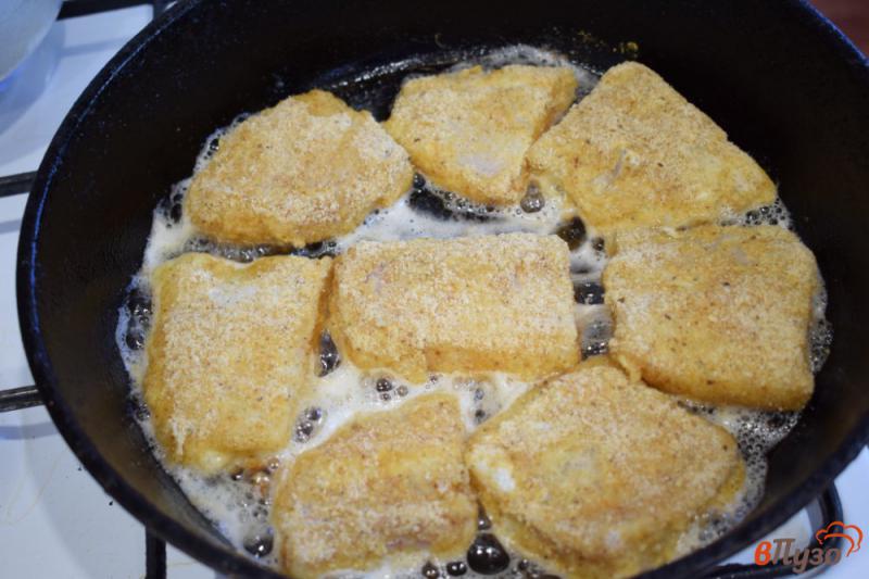 Фото приготовление рецепта: Рыбное филе в панировке шаг №5