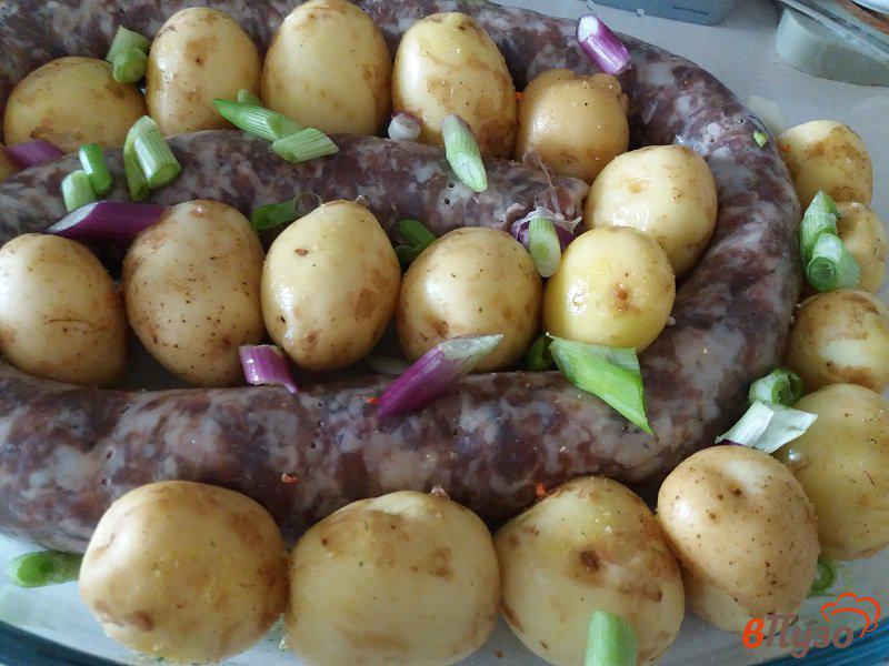 Фото приготовление рецепта: Запеченная деревенская, домашняя колбаса с молодым картофлем шаг №4