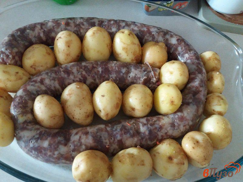 Фото приготовление рецепта: Запеченная деревенская, домашняя колбаса с молодым картофлем шаг №3