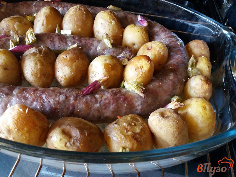Фото приготовление рецепта: Запеченная деревенская, домашняя колбаса с молодым картофлем шаг №5