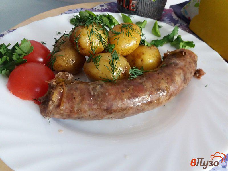 Фото приготовление рецепта: Запеченная деревенская, домашняя колбаса с молодым картофлем шаг №7