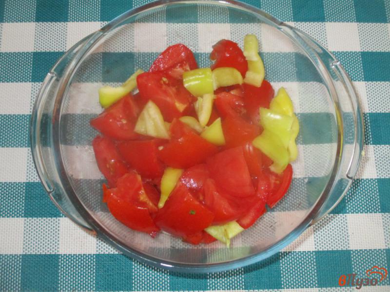 Фото приготовление рецепта: Салат из помидоров на йогуртовой заправке шаг №1