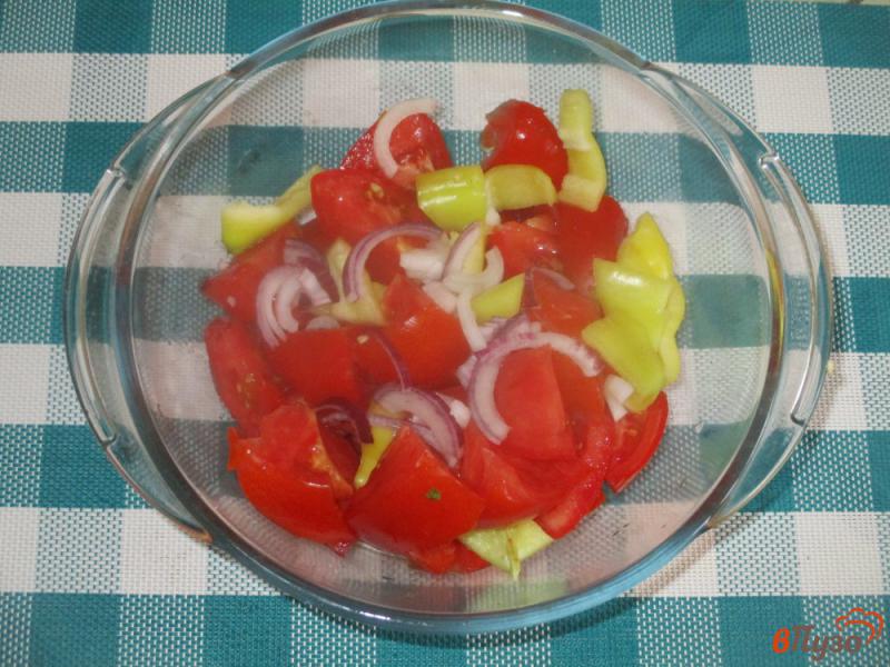 Фото приготовление рецепта: Салат из помидоров на йогуртовой заправке шаг №2