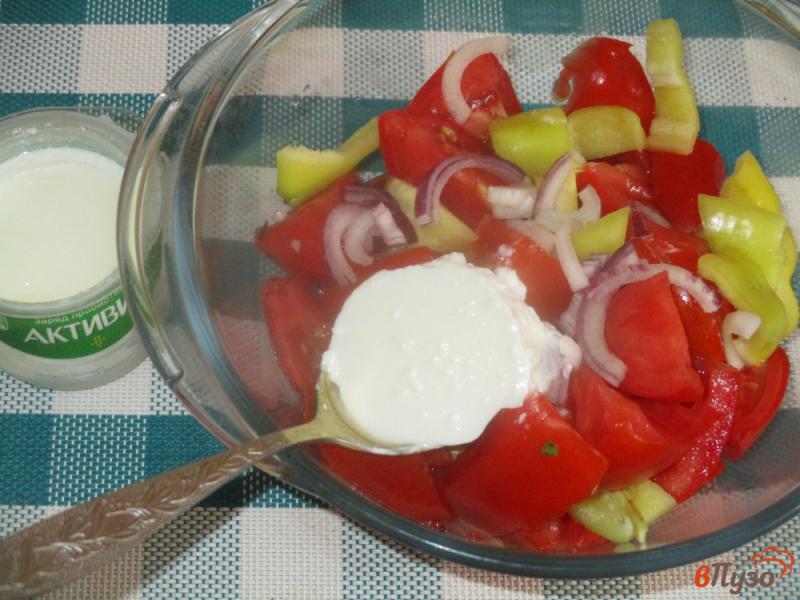 Фото приготовление рецепта: Салат из помидоров на йогуртовой заправке шаг №3