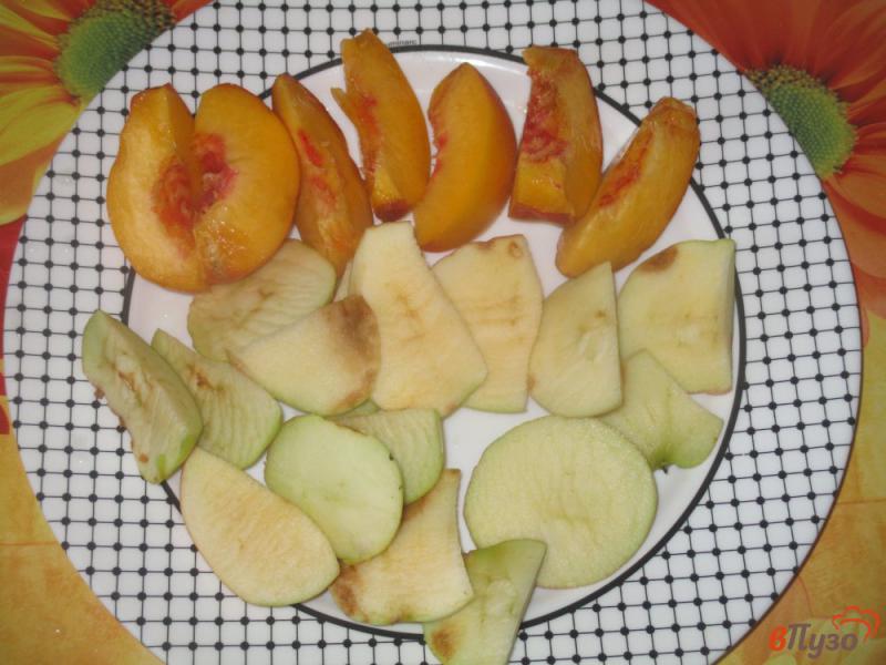 Фото приготовление рецепта: Компот из яблок и персиков шаг №1