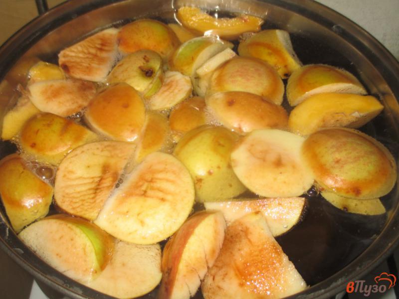 Фото приготовление рецепта: Компот из яблок и персиков шаг №2