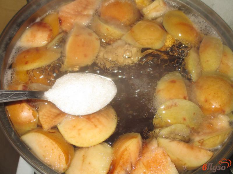 Фото приготовление рецепта: Компот из яблок и персиков шаг №3
