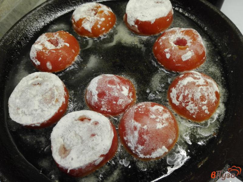 Фото приготовление рецепта: Жареные помидоры со сливочным соусом шаг №3
