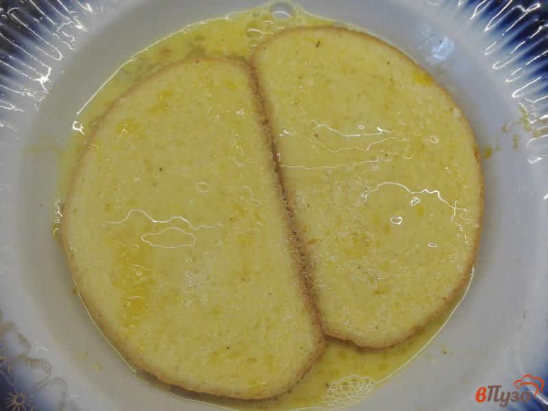 Фото приготовление рецепта: Гренки из белого хлеба с куркумой шаг №2
