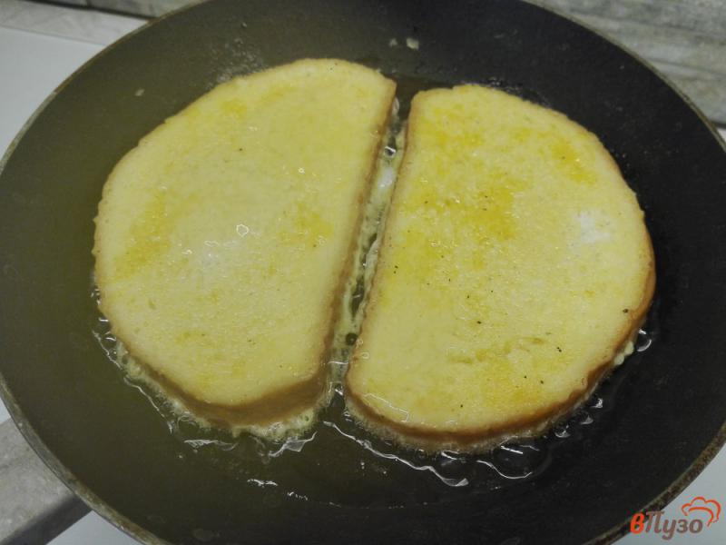 Фото приготовление рецепта: Гренки из белого хлеба с куркумой шаг №3