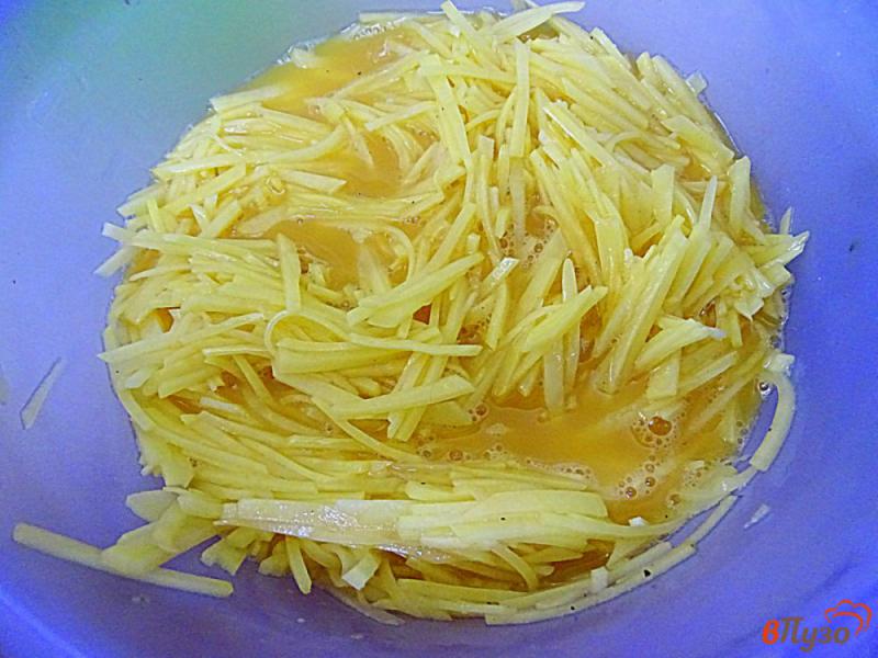 Фото приготовление рецепта: Картофельная запеканка с ветчиной и сыром на сковороде шаг №5