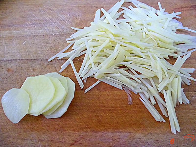 Фото приготовление рецепта: Картофельная запеканка с ветчиной и сыром на сковороде шаг №4