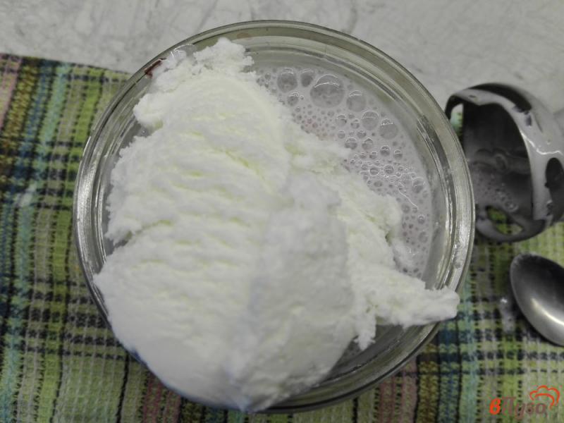 Фото приготовление рецепта: Молочный коклейль с голубикой и мороженым шаг №3