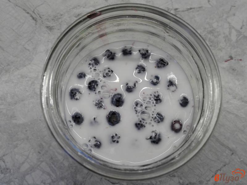 Фото приготовление рецепта: Молочный коклейль с голубикой и мороженым шаг №1