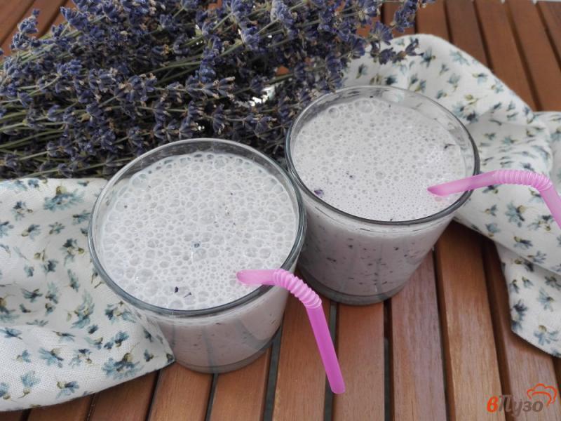 Фото приготовление рецепта: Молочный коклейль с голубикой и мороженым шаг №4
