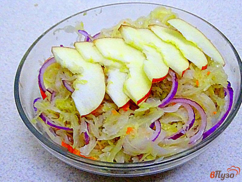 Фото приготовление рецепта: Салат из квашеной капусты с яблоками и маслинами шаг №3