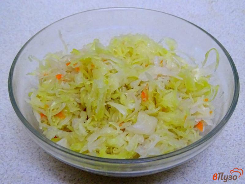 Фото приготовление рецепта: Салат из квашеной капусты с яблоками и маслинами шаг №1
