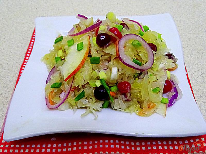 Фото приготовление рецепта: Салат из квашеной капусты с яблоками и маслинами шаг №6