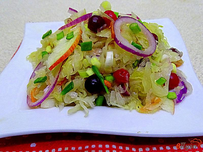 Фото приготовление рецепта: Салат из квашеной капусты с яблоками и маслинами шаг №7