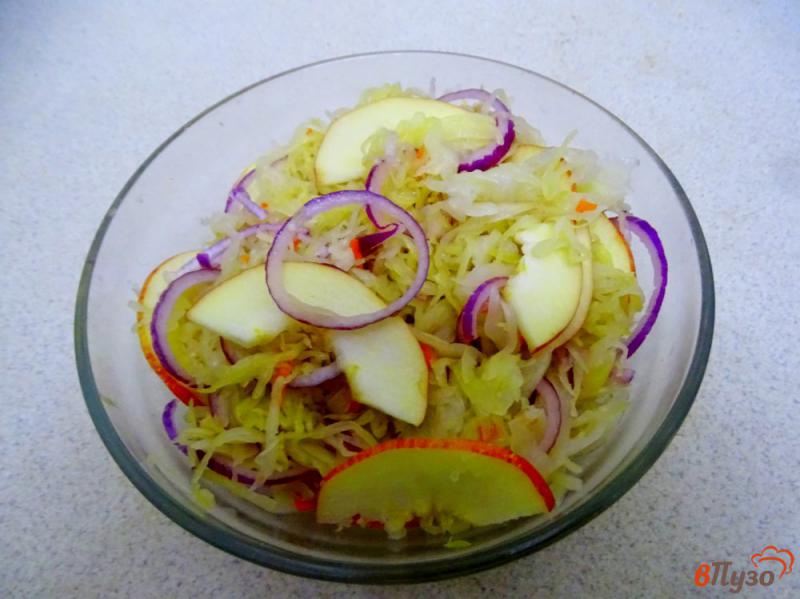 Фото приготовление рецепта: Салат из квашеной капусты с яблоками и маслинами шаг №4