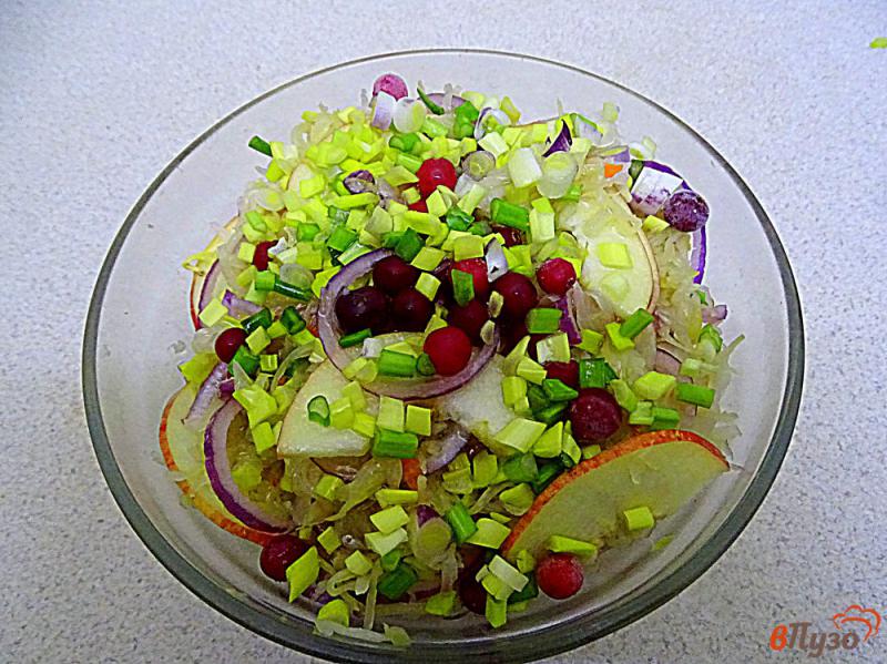Фото приготовление рецепта: Салат из квашеной капусты с яблоками и маслинами шаг №5