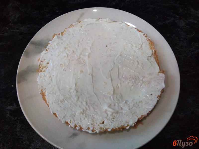 Фото приготовление рецепта: Бисквитный торт с бананом и мягким творогом шаг №8