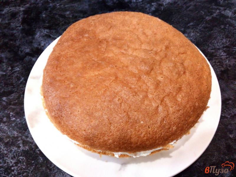 Фото приготовление рецепта: Бисквитный торт с бананом и мягким творогом шаг №10