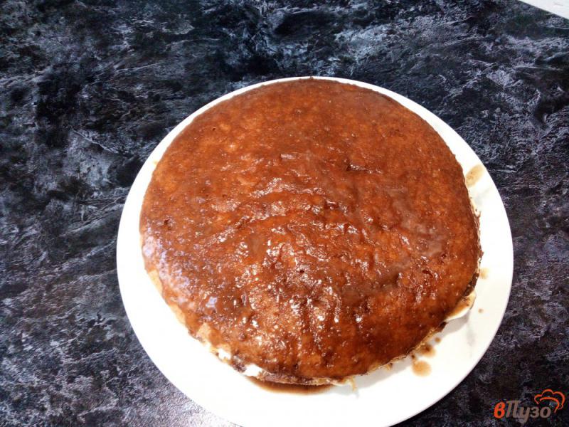 Фото приготовление рецепта: Бисквитный торт с бананом и мягким творогом шаг №13