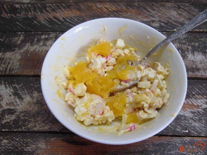 Фото приготовление рецепта: Крабовый салат с апельсином шаг №4
