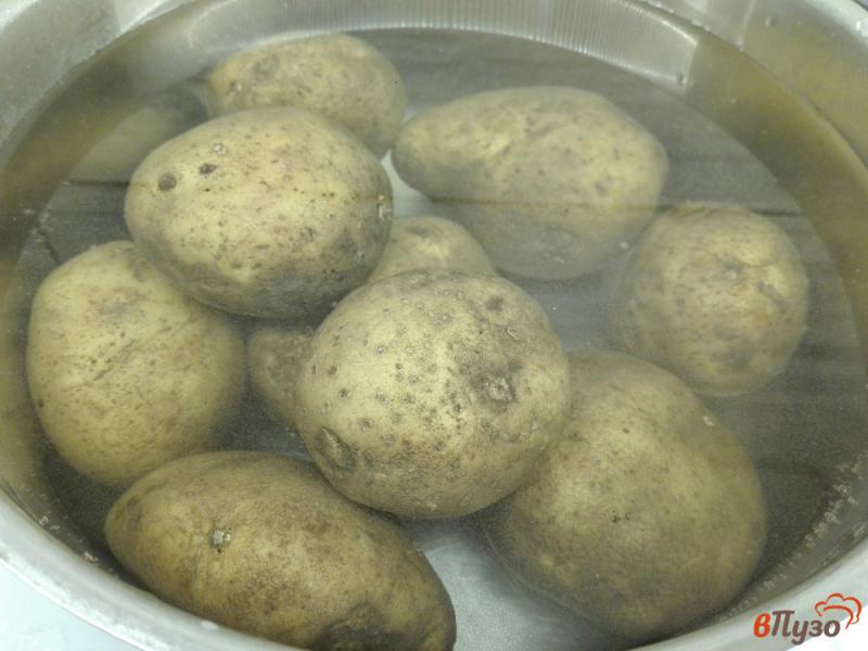 Фото приготовление рецепта: Картофельная запеканка с грибами и яйцом шаг №1
