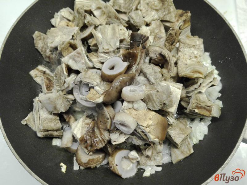 Фото приготовление рецепта: Картофельная запеканка с грибами и яйцом шаг №3