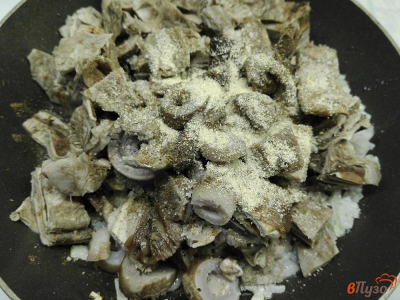 Фото приготовление рецепта: Картофельная запеканка с грибами и яйцом шаг №4