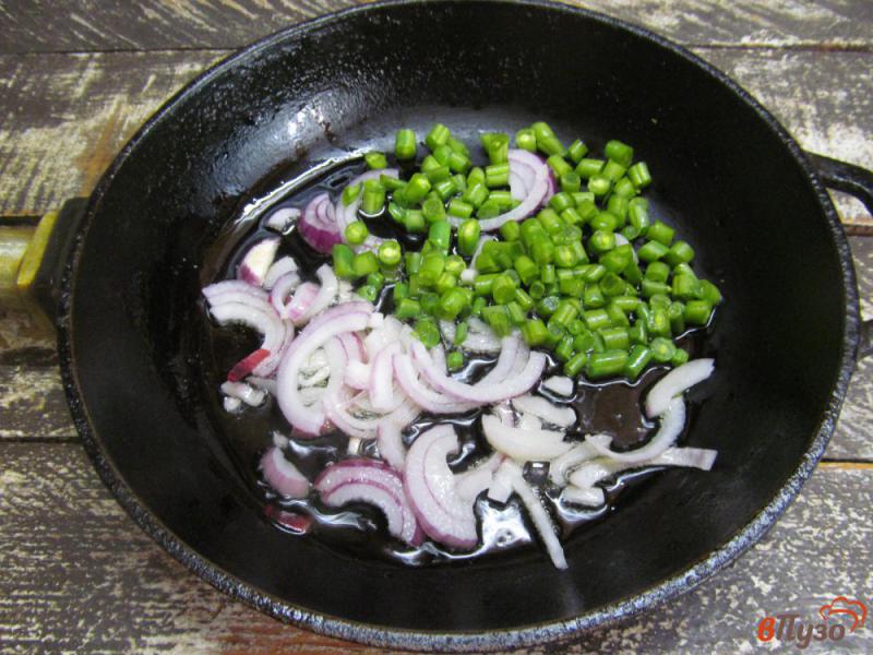Фото приготовление рецепта: Яичница с кукурузой горошком и фасолью шаг №1