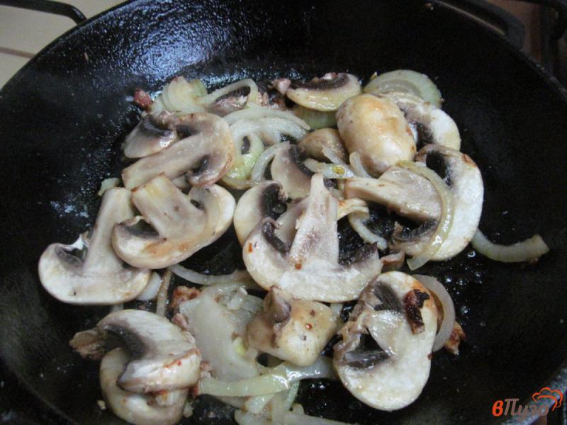 Фото приготовление рецепта: Свиные отбивные в жареными грибами шаг №3