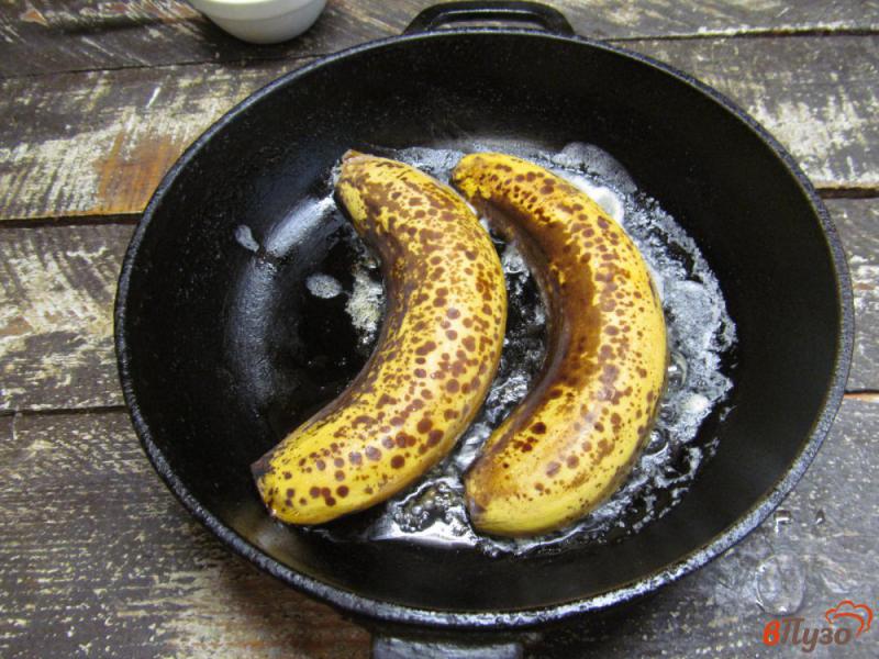 Фото приготовление рецепта: Жареный банан со взбитыми сливками шаг №3