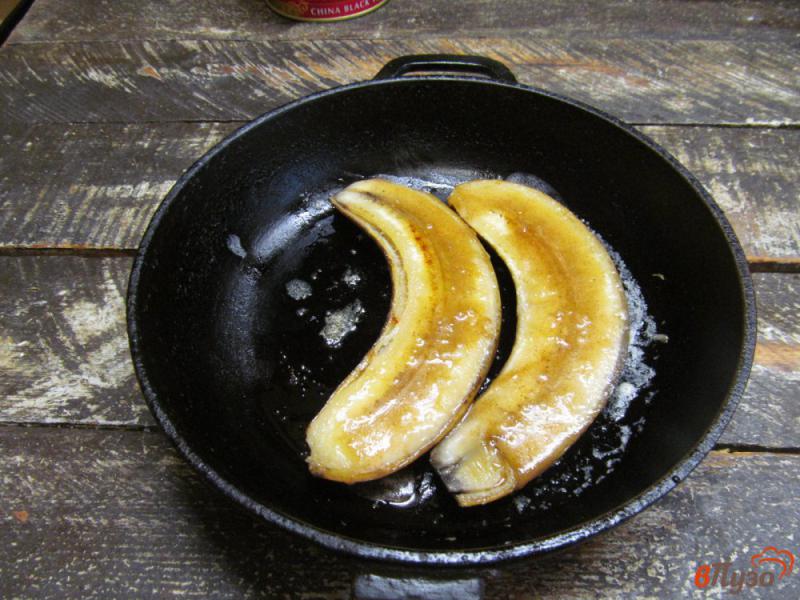 Фото приготовление рецепта: Жареный банан со взбитыми сливками шаг №4