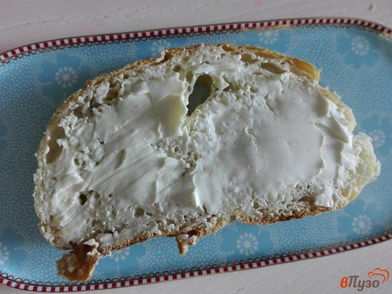 Фото приготовление рецепта: Бутерброд с форелью, шпинатом и плавленным сыром шаг №2