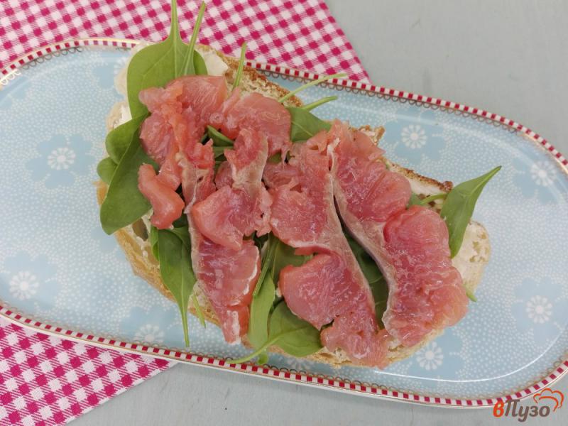 Фото приготовление рецепта: Бутерброд с форелью, шпинатом и плавленным сыром шаг №4