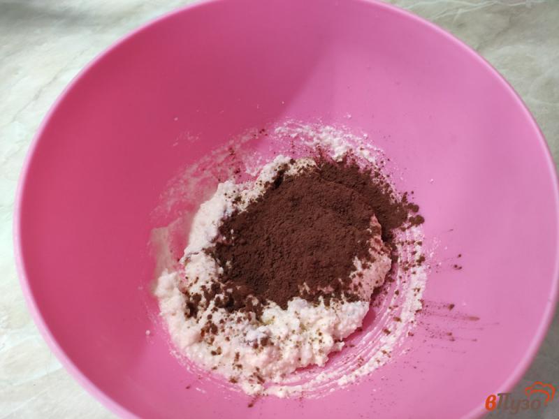 Фото приготовление рецепта: Творожно-шоколадные шарики с изюмом шаг №3