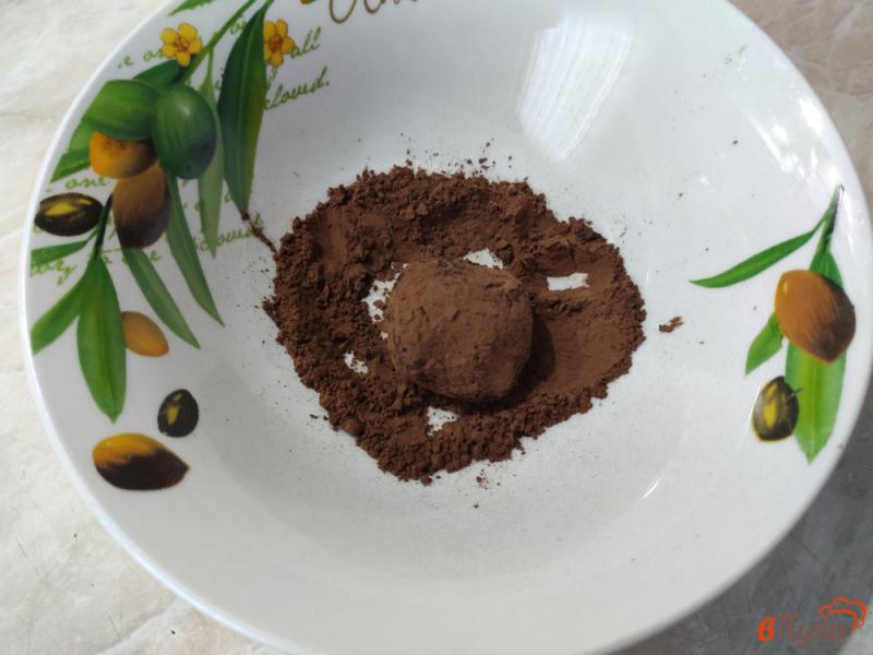 Фото приготовление рецепта: Творожно-шоколадные шарики с изюмом шаг №4