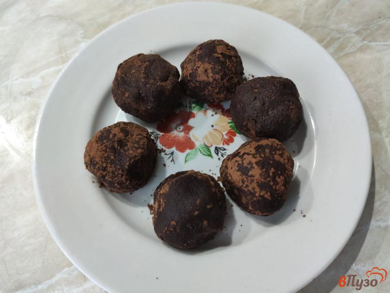 Фото приготовление рецепта: Творожно-шоколадные шарики с изюмом шаг №5