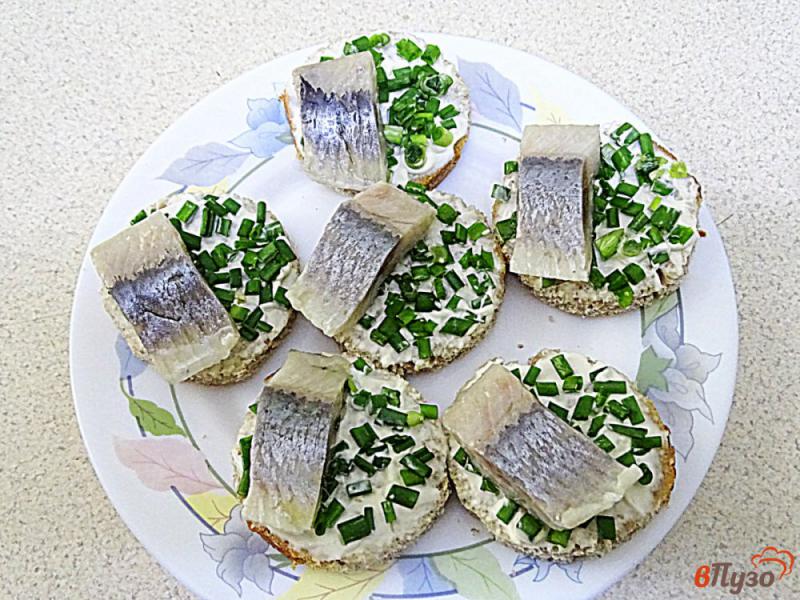 Фото приготовление рецепта: Бутерброды с сельдью и солёным огурцом шаг №6