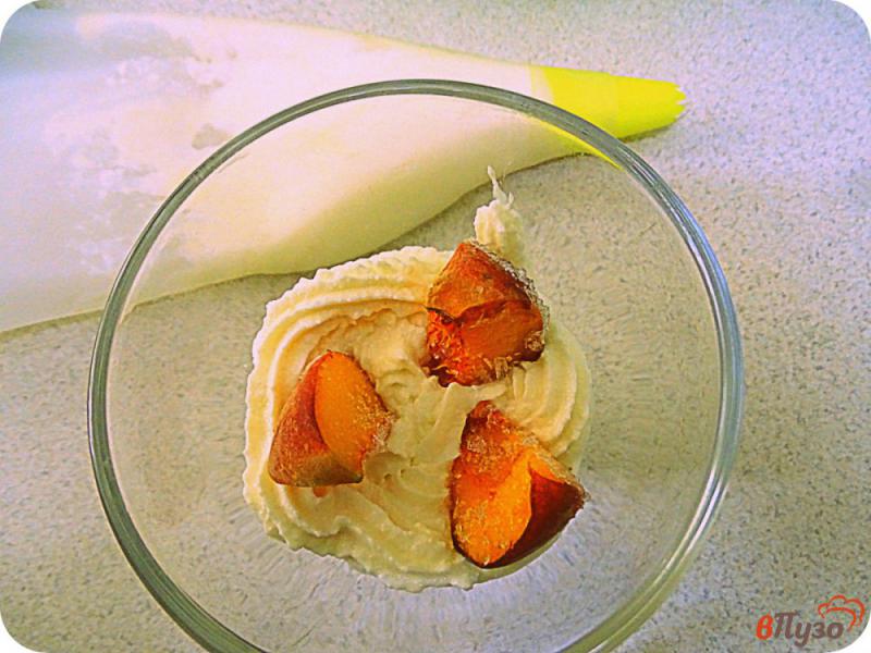 Фото приготовление рецепта: Десерт из творога и персика шаг №4