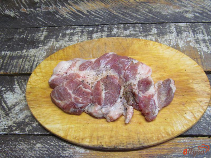 Фото приготовление рецепта: Свиная отбивная с картофелем и каперсами шаг №2